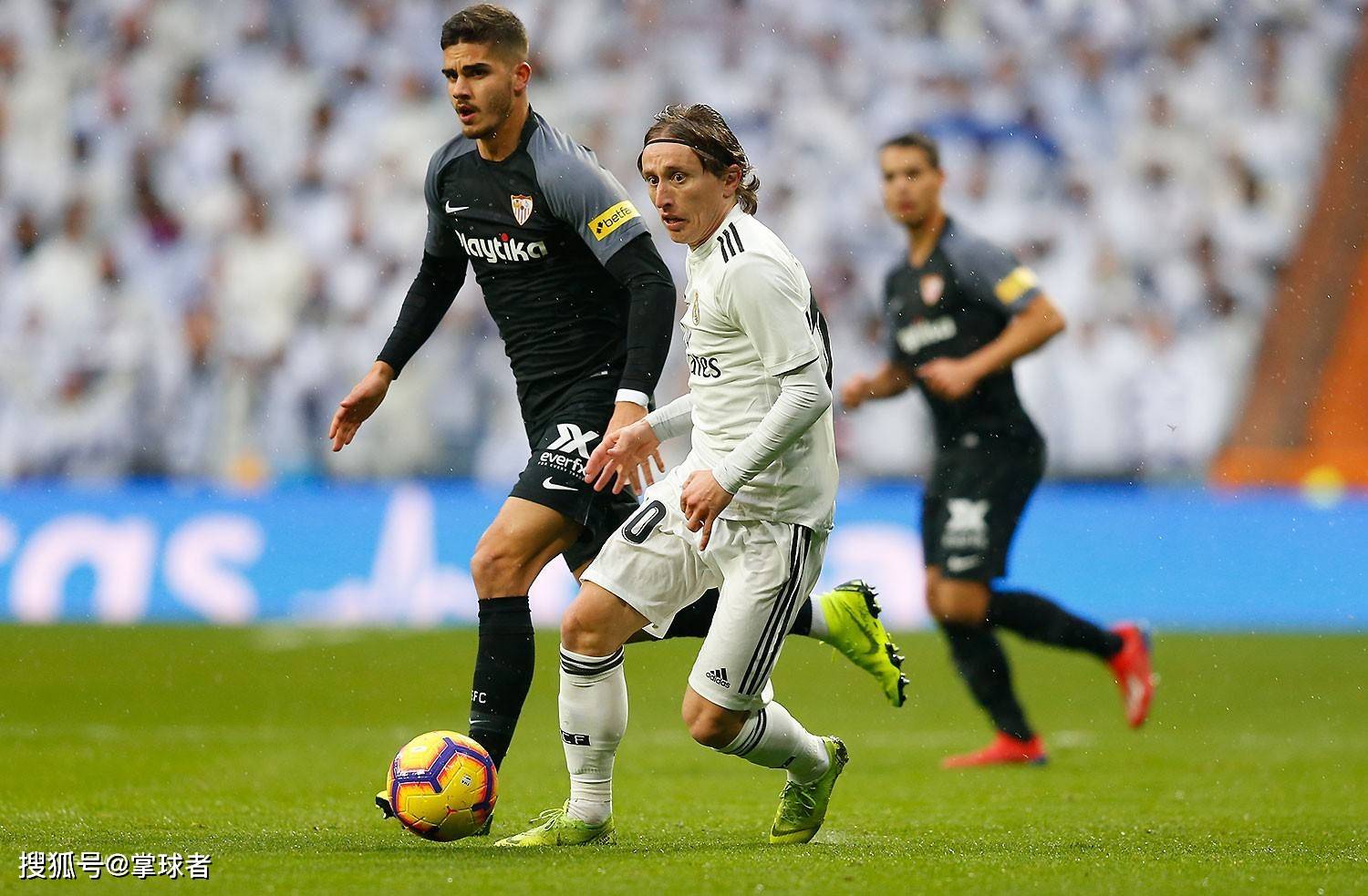 包含塞维利亚迎欧冠关键赛；国际比赛日主帅复盘；质疑声仍在；身体对抗强度拉满的词条